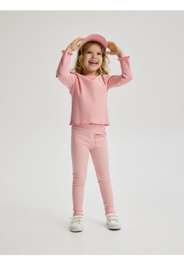 Reserved - Prążkowane legginsy z naszywką - pastelowy róż. Kolor: różowy. Materiał: prążkowany. Wzór: aplikacja