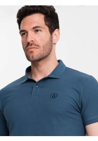 Ombre Clothing - Jednokolorowa koszulka polo męska BASIC z dzianiny pique - ciemnoniebieska V13 - Rozmiar: M. Okazja: na co dzień. Typ kołnierza: polo. Kolor: niebieski. Materiał: dzianina. Wzór: haft, aplikacja, jednolity. Styl: sportowy, wizytowy, casual
