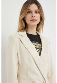 Guess marynarka kolor beżowy dwurzędowa gładka. Okazja: na co dzień. Kolor: beżowy. Wzór: gładki. Styl: casual, klasyczny #3