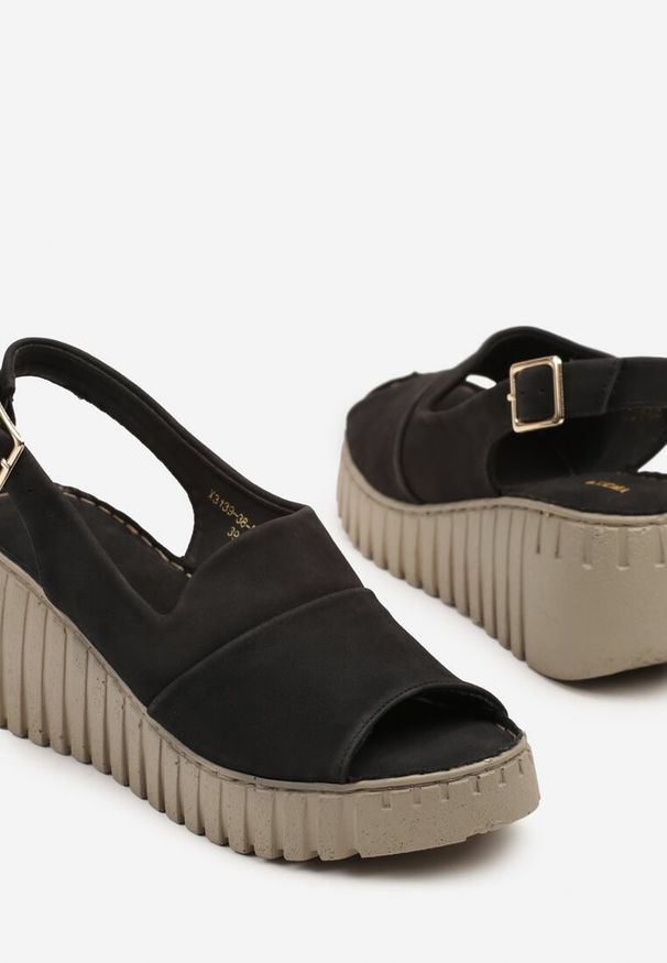 Born2be - Czarne Sandały Vices na Koturnie z Tłoczeniem Realivra. Okazja: na spacer, na imprezę, na co dzień. Zapięcie: sprzączka. Kolor: czarny. Materiał: jeans. Sezon: lato. Obcas: na koturnie. Styl: elegancki, casual