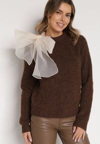 Born2be - Brązowy Sweter z Domieszką Wełny z Ozdobnym Wiązaniem Tuselana. Okazja: na co dzień. Kolor: brązowy. Materiał: wełna. Wzór: aplikacja. Styl: klasyczny, casual, elegancki #7