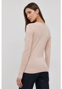 Guess Sweter damski kolor beżowy lekki. Kolor: beżowy. Materiał: materiał, wiskoza, dzianina. Długość rękawa: długi rękaw. Długość: długie. Wzór: aplikacja #4