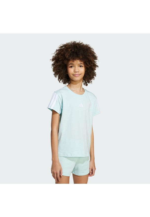 Adidas - Koszulka Essentials Kids. Kolor: biały, wielokolorowy, niebieski. Materiał: bawełna, materiał