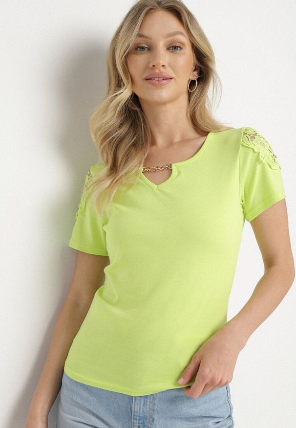 Born2be - Zielony Bawełniany T-shirt z Łańcuszkiem i Koronką Liraveira. Okazja: na co dzień. Typ kołnierza: okrągły. Kolor: zielony. Materiał: bawełna, koronka. Długość rękawa: krótki rękaw. Długość: krótkie. Wzór: koronka. Styl: klasyczny, elegancki, casual