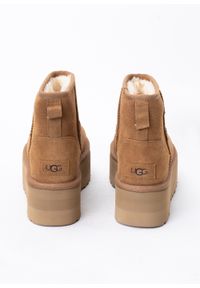 Ugg - Buty zimowe damskie brązowe UGG W CLASSIC MINI PLATFORM. Kolor: brązowy. Materiał: skóra, lyocell, zamsz, wełna, poliester. Szerokość cholewki: normalna. Wzór: aplikacja. Sezon: zima. Obcas: na platformie #5