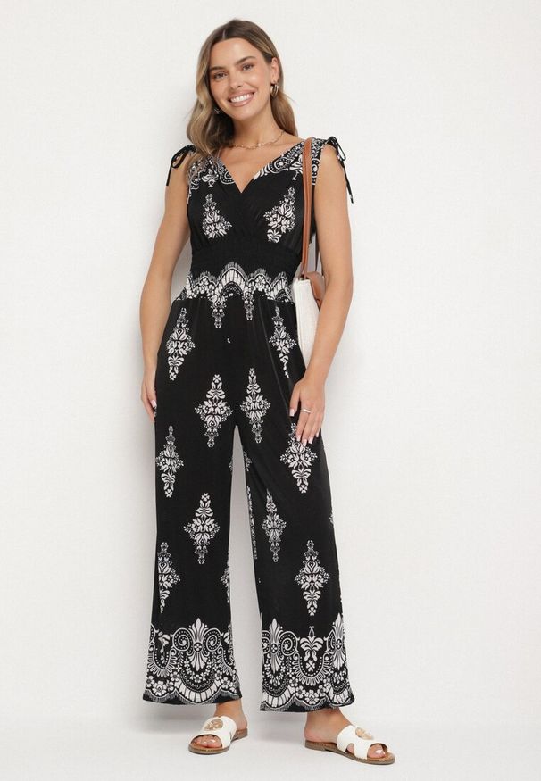 Born2be - Czarny Kombinezon w Orientalny Wzór z Dekoltem w Serek Izena. Okazja: na co dzień. Kolor: czarny. Wzór: aplikacja. Styl: casual