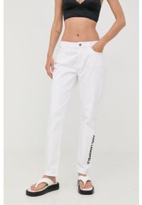 Karl Lagerfeld jeansy damskie high waist. Stan: podwyższony. Kolor: biały. Wzór: aplikacja