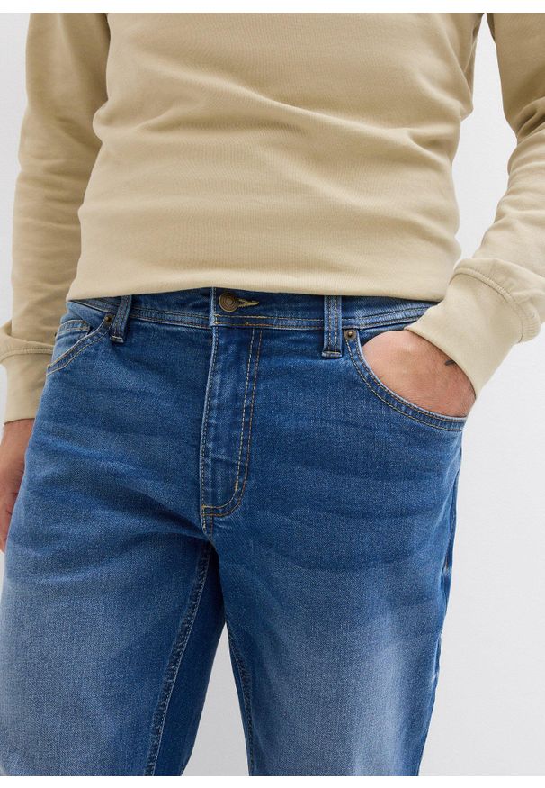 bonprix - Dżinsy regular fit ze stretchem, straight. Kolor: niebieski