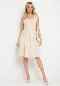 Born2be - Jasnobeżowa Sukienka z Wiskozą o Rozkloszowanym Kroju Edivane. Okazja: na co dzień. Kolor: beżowy. Materiał: wiskoza. Długość rękawa: na ramiączkach. Sezon: wiosna, lato. Typ sukienki: rozkloszowane. Styl: casual #4
