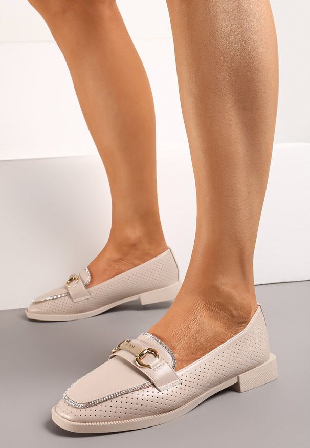 Renee - Beżowe Półbuty w Stylu Loafersów z Perforacją Drobnymi Cyrkoniami i Klamrą Keryth. Okazja: na co dzień. Nosek buta: okrągły. Zapięcie: klamry. Kolor: beżowy. Materiał: jedwab, bawełna, len, materiał. Wzór: aplikacja. Obcas: na płaskiej podeszwie. Styl: casual, elegancki