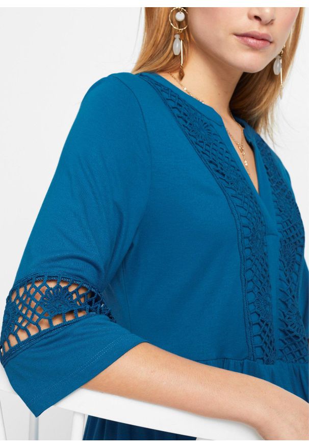 bonprix - Sukienka tunikowa z miękkiej wiskozy. Kolor: niebieski. Materiał: wiskoza, koronka. Wzór: koronka