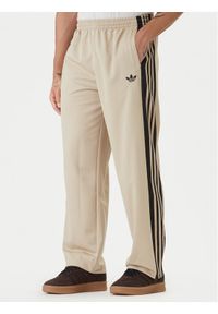 Adidas - adidas Spodnie dresowe KE0116 Beżowy Loose Fit. Kolor: beżowy. Materiał: syntetyk #1