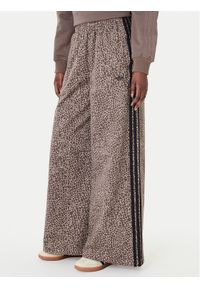 Adidas - adidas Jeansy Firebird Aop KD8811 Brązowy Loose Fit. Kolor: brązowy #1