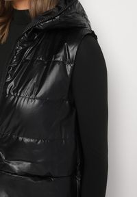 Born2be - Czarna Kamizelka Długa z Kapturem Ozdobiona Naszywką Zapinana na Napy Nevettea. Okazja: na co dzień. Typ kołnierza: kaptur. Kolor: czarny. Długość: długie. Wzór: aplikacja. Styl: casual, elegancki #2