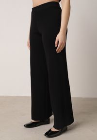 Born2be - Czarny Komplet z Wiskozą Kamizelka z Ozdobami 3D i Szerokie Spodnie Eleti. Kolor: czarny. Materiał: wiskoza. Wzór: aplikacja #3