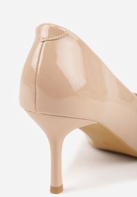 Renee - Ciemnobeżowe Szpilki Vices Zdobione Aplikacją z Cyrkoniami Niravine. Okazja: na spotkanie biznesowe, do pracy. Kolor: beżowy. Wzór: aplikacja. Obcas: na szpilce. Styl: biznesowy, glamour, elegancki. Wysokość obcasa: średni #5