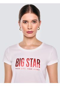 Big-Star - Koszulka damska z logo BIG STAR biała Betta 100. Okazja: na co dzień. Kolor: biały. Materiał: jeans, dzianina. Wzór: aplikacja, nadruk. Styl: casual, klasyczny, elegancki