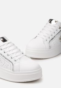 Born2be - Białe Sneakersy Nasanel. Kolor: biały. Materiał: skóra ekologiczna. Szerokość cholewki: normalna. Wzór: aplikacja. Obcas: na platformie #3