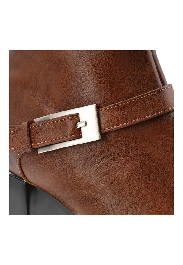 Brązowe Botki Armodo Modne Obuwie Damskie. Okazja: na co dzień. Zapięcie: klamry. Kolor: brązowy. Wzór: geometria. Materiał: skóra. Sezon: zima, jesień. Obcas: na obcasie. Styl: klasyczny, casual, elegancki. Wysokość obcasa: średni