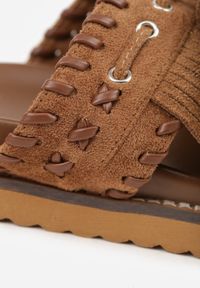 Renee - Brązowe Klapki VICES na Płaskiej Podeszwie w Stylu Boho z Frędzlami Averathla. Okazja: na co dzień. Kolor: brązowy. Materiał: denim, len. Wzór: aplikacja. Sezon: lato. Obcas: na płaskiej podeszwie. Styl: boho #3