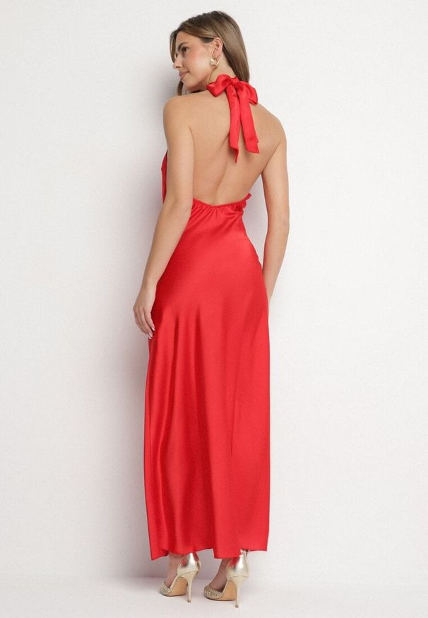 Born2be - Czerwona Satynowa Sukienka Koktajlowa z Dekoltem Halter Annela. Okazja: na imprezę, na co dzień. Typ kołnierza: dekolt halter. Kolor: czerwony. Materiał: satyna. Długość rękawa: bez rękawów. Sezon: lato. Styl: wizytowy