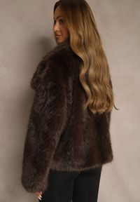 Renee - Brązowa Kurtka Futerko Ozdobione Cieniowanym Motywem Monideva. Kolor: brązowy. Materiał: futro. Wzór: aplikacja. Sezon: wiosna. Styl: elegancki #4