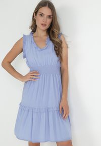 Born2be - Niebieska Sukienka z Falbankami i Marszczoną Gumką w Pasie z Wiskozy Falirina. Typ kołnierza: kołnierz z falbankami. Kolor: niebieski. Materiał: wiskoza. Wzór: aplikacja #3