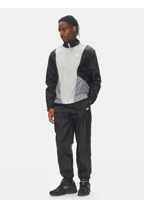 Nike Dres Club HJ1985 Czarny Relaxed Fit. Kolor: czarny. Materiał: syntetyk
