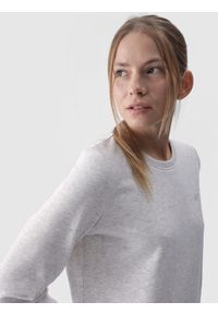 4f - 4F Bluza dresowa nierozpinana bez kaptura damska - szara M. Okazja: na co dzień. Typ kołnierza: bez kaptura. Kolor: szary. Materiał: dresówka. Wzór: gładki, ze splotem. Styl: klasyczny, sportowy, casual