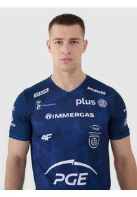 4f - 4F Koszulka meczowa replika wyjazdowa z sezonu 2024/25 męska 4F x PGE Projekt Warszawa - multikolor M. Typ kołnierza: dekolt w serek. Kolor: wielokolorowy. Materiał: dzianina, włókno, materiał, syntetyk. Wzór: gładki, ze splotem. Styl: klasyczny, sportowy