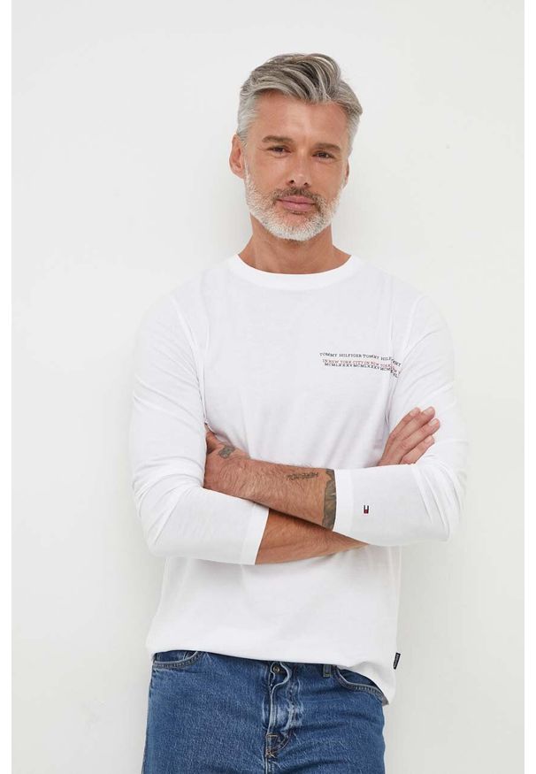 TOMMY HILFIGER - Tommy Hilfiger longsleeve bawełniany kolor biały z nadrukiem. Kolor: biały. Materiał: bawełna. Długość rękawa: długi rękaw. Długość: długie. Wzór: nadruk. Styl: klasyczny