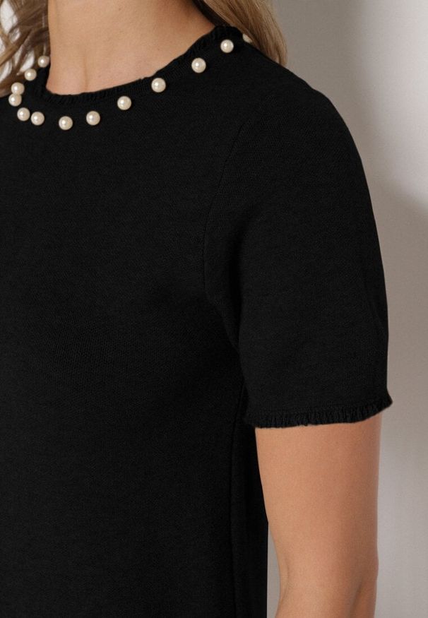 Born2be - Czarna Trapezowa Sukienka Sweterkowa Ozdobiona Perełkami Eletusa. Okazja: na co dzień. Kolor: czarny. Wzór: aplikacja. Typ sukienki: trapezowe. Styl: casual, elegancki. Długość: midi