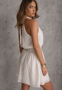 Renee - Biała Kopertowa Sukienka Bez Rękawów o Rozkloszowanym Kroju z Haftem Pelessa. Typ kołnierza: dekolt kopertowy. Kolor: biały. Materiał: poliester. Długość rękawa: bez rękawów. Wzór: haft. Typ sukienki: kopertowe #5