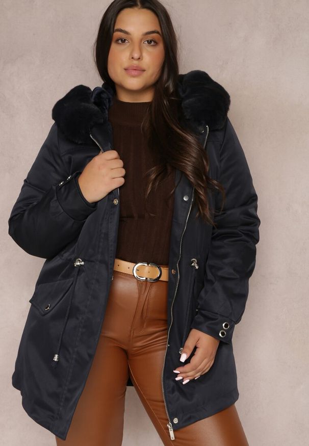 Renee - Granatowa Kurtka Parka Nylonowa Mivo. Okazja: na co dzień. Kolekcja: plus size. Kolor: niebieski. Materiał: nylon. Sezon: zima. Styl: elegancki, wizytowy, klasyczny, casual