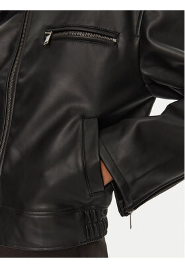 Gina Tricot Kurtka z imitacji skóry 23136 Czarny Loose Fit. Kolor: czarny. Materiał: skóra
