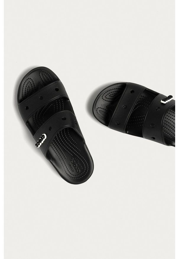 Crocs - Klapki. Kolor: czarny. Materiał: materiał. Wzór: gładki. Obcas: na obcasie. Wysokość obcasa: niski