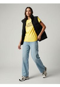 Sinsay - Bawełniana koszulka z napisem - yellow jeans. Materiał: bawełna, jeans. Wzór: napisy