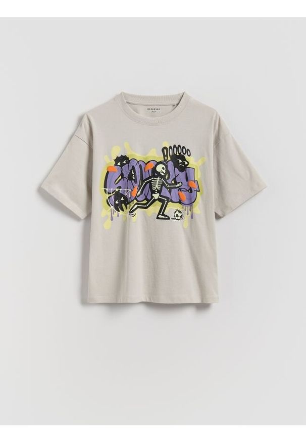 Reserved - T-shirt z nadrukiem świecącym w ciemności - jasnoszary. Kolor: szary. Materiał: bawełna, dzianina. Wzór: nadruk