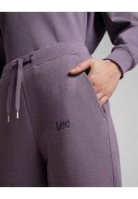 Lee - LEE RELAXED SWEATPANTS DAMSKIE SPODNIE DRESOWE WASHED PURPLE L32MTXTZ. Materiał: dresówka