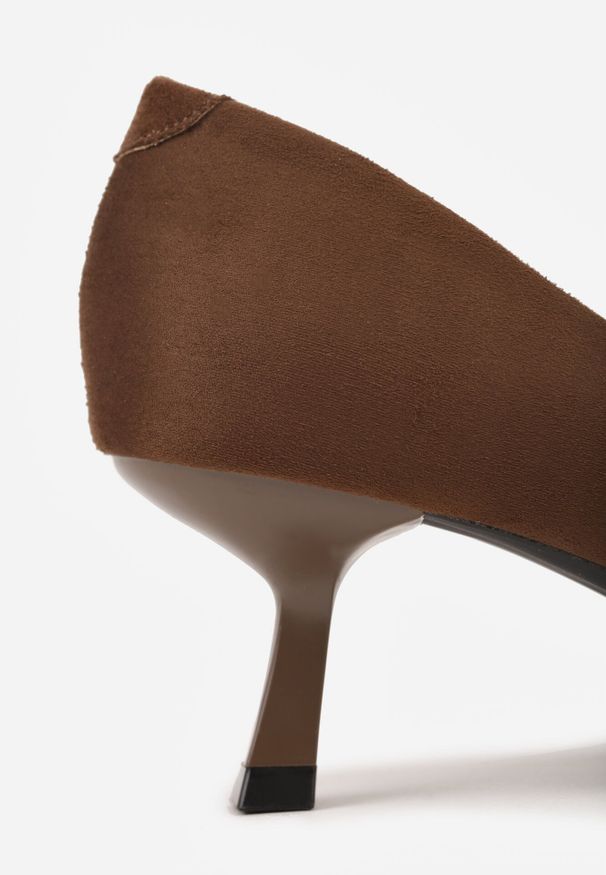 Born2be - Brązowe Czółenka VICES na Kaczuszce z Trójkątną Aplikacją na Nosku Zenia. Okazja: na co dzień. Kolor: brązowy. Materiał: jeans. Wzór: aplikacja. Obcas: na szpilce. Styl: casual, elegancki, klasyczny. Wysokość obcasa: średni