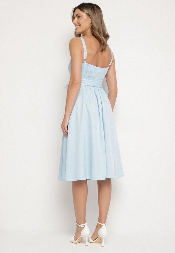 Born2be - Niebieska Sukienka z Wiskozą ze Wzorem Pasków Dolereia. Okazja: na co dzień. Kolor: niebieski. Materiał: wiskoza. Długość rękawa: na ramiączkach. Styl: casual, klasyczny. Długość: midi