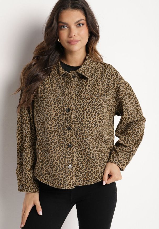 Born2be - Brązowa Kurtka Jeansowa w Drobne Cętki o Koszulowym Kroju Cesisia. Okazja: do pracy, na co dzień. Kolor: brązowy. Materiał: jeans. Długość rękawa: długi rękaw. Długość: długie. Styl: elegancki, casual, klasyczny