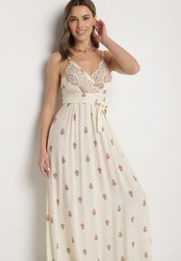 Born2be - Kremowo-Beżowa Bawełniana Sukienka Rozkloszowana z Kopertowym Dekoltem i Wiązaniem Revevra. Okazja: na randkę, na co dzień. Typ kołnierza: dekolt kopertowy. Kolor: beżowy. Materiał: bawełna. Długość rękawa: na ramiączkach. Typ sukienki: kopertowe. Styl: casual #2