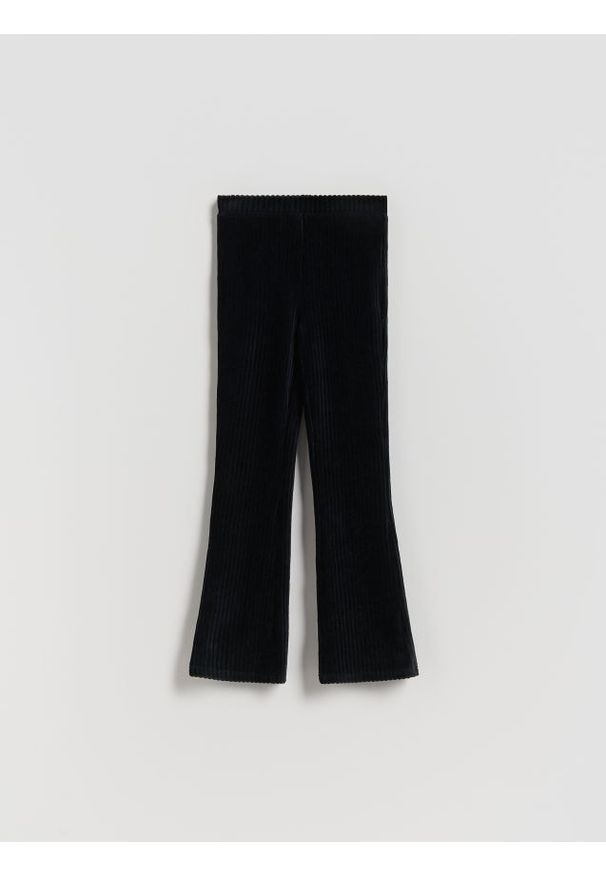 Reserved - Prążkowane legginsy flared - czarny. Kolor: czarny. Materiał: prążkowany