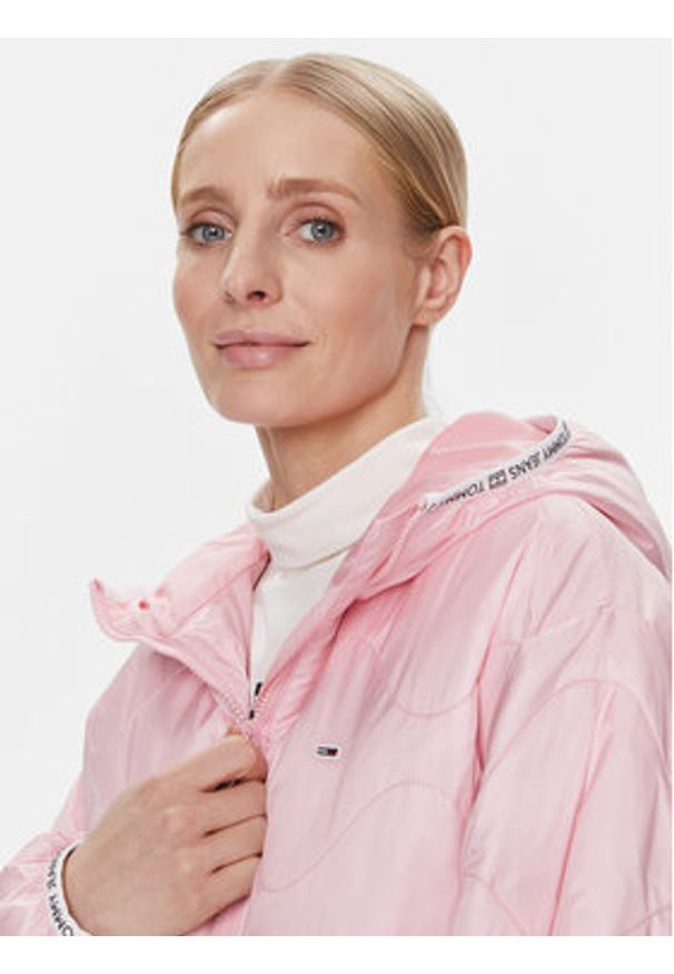 Tommy Jeans Kurtka przejściowa DW0DW17242 Różowy Regular Fit. Kolor: różowy. Materiał: syntetyk