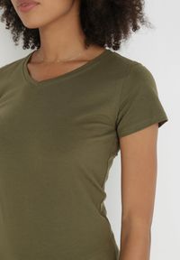 Born2be - Ciemnozielony T-shirt Delolle. Okazja: na co dzień. Typ kołnierza: dekolt w serek, kaptur. Kolor: zielony. Materiał: bawełna, dzianina, jeans. Długość rękawa: krótki rękaw. Długość: krótkie. Wzór: gładki. Styl: casual #5