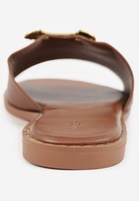 Renee - Ciemnobrązowe Klapki VICES Ozdobione Wycięciami i Metaliczną Aplikacją Genereida. Kolor: brązowy. Wzór: aplikacja #5