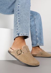 Renee - Ciemnobeżowe Kapcie Typu Chodaki na Podeszwie z Korka Ozdobione Klamrą Alanelle. Okazja: na co dzień. Zapięcie: klamry. Kolor: beżowy. Materiał: jeans. Wzór: aplikacja. Styl: casual #3