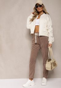 Renee - Brązowe Spodnie Sztruksowe High Waist z Dodatkiem Bawełny i Gumką w Talii Jedela. Stan: podwyższony. Kolor: brązowy. Materiał: bawełna, sztruks