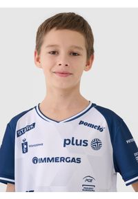 4f - 4F Koszulka meczowa replika domowa z sezonu 2024/25 dziecięca 4F x PGE Projekt Warszawa - multikolor 122/128 (6-8 lat). Okazja: do domu. Typ kołnierza: dekolt w serek. Kolor: wielokolorowy. Materiał: dzianina, włókno, materiał, syntetyk. Wzór: gładki, ze splotem. Sezon: lato. Styl: klasyczny, sportowy